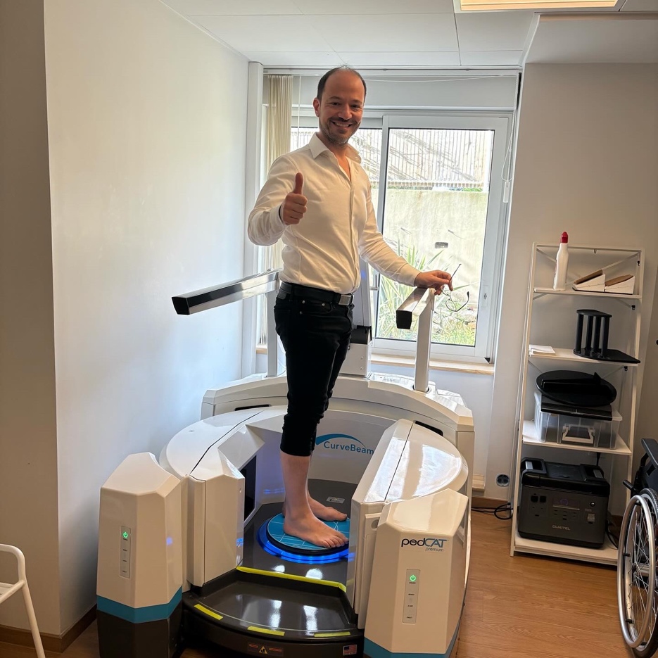 un scanner qui observe vos articulations en position debout